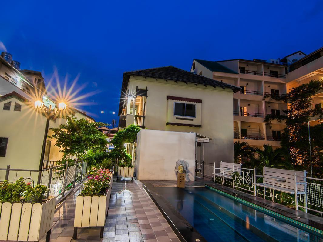 Hotel Sutus Court 3 Pattaya Esterno foto