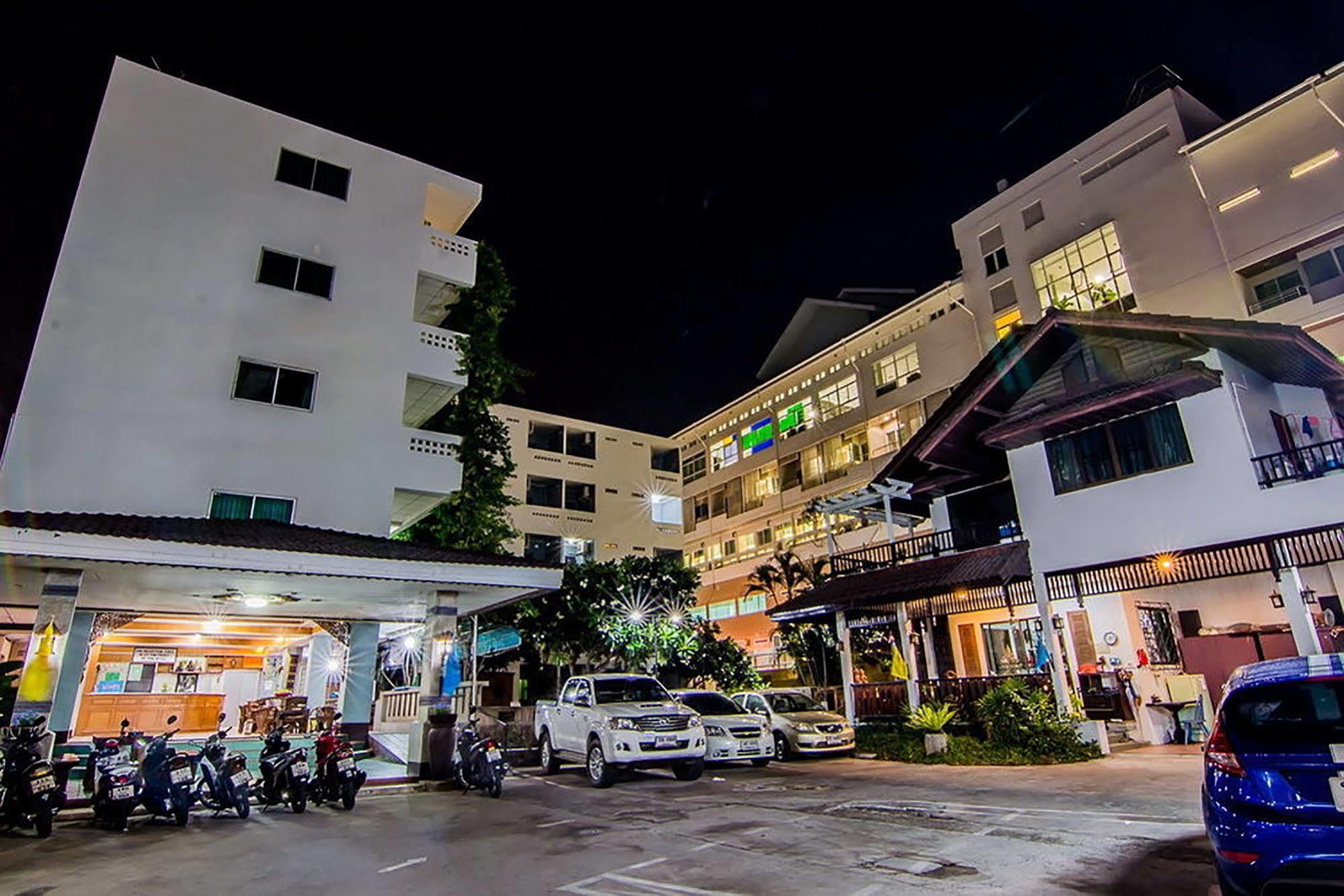 Hotel Sutus Court 3 Pattaya Esterno foto