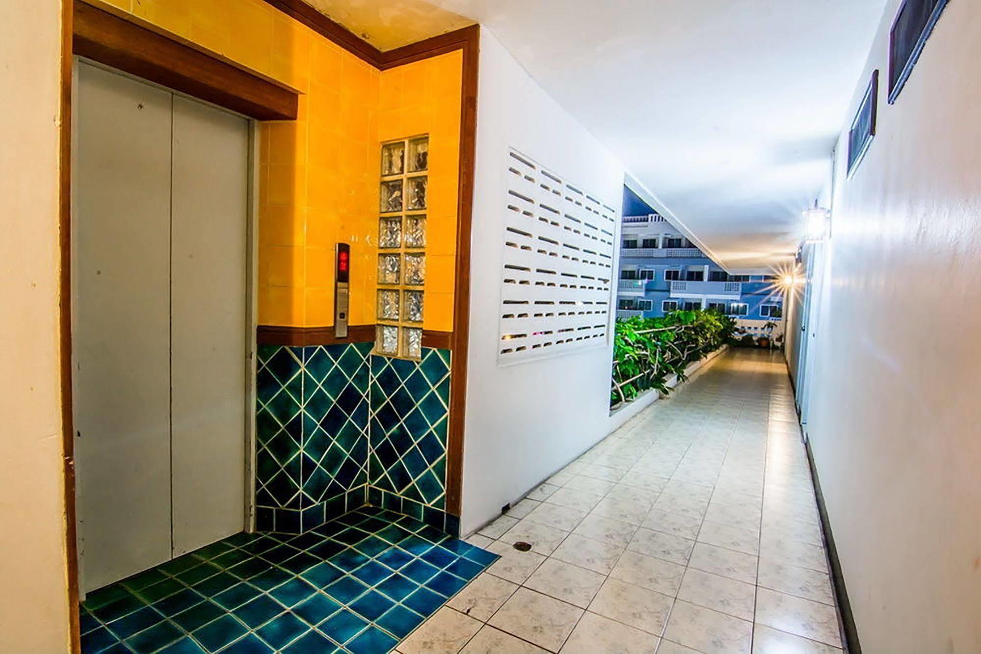 Hotel Sutus Court 3 Pattaya Esterno foto