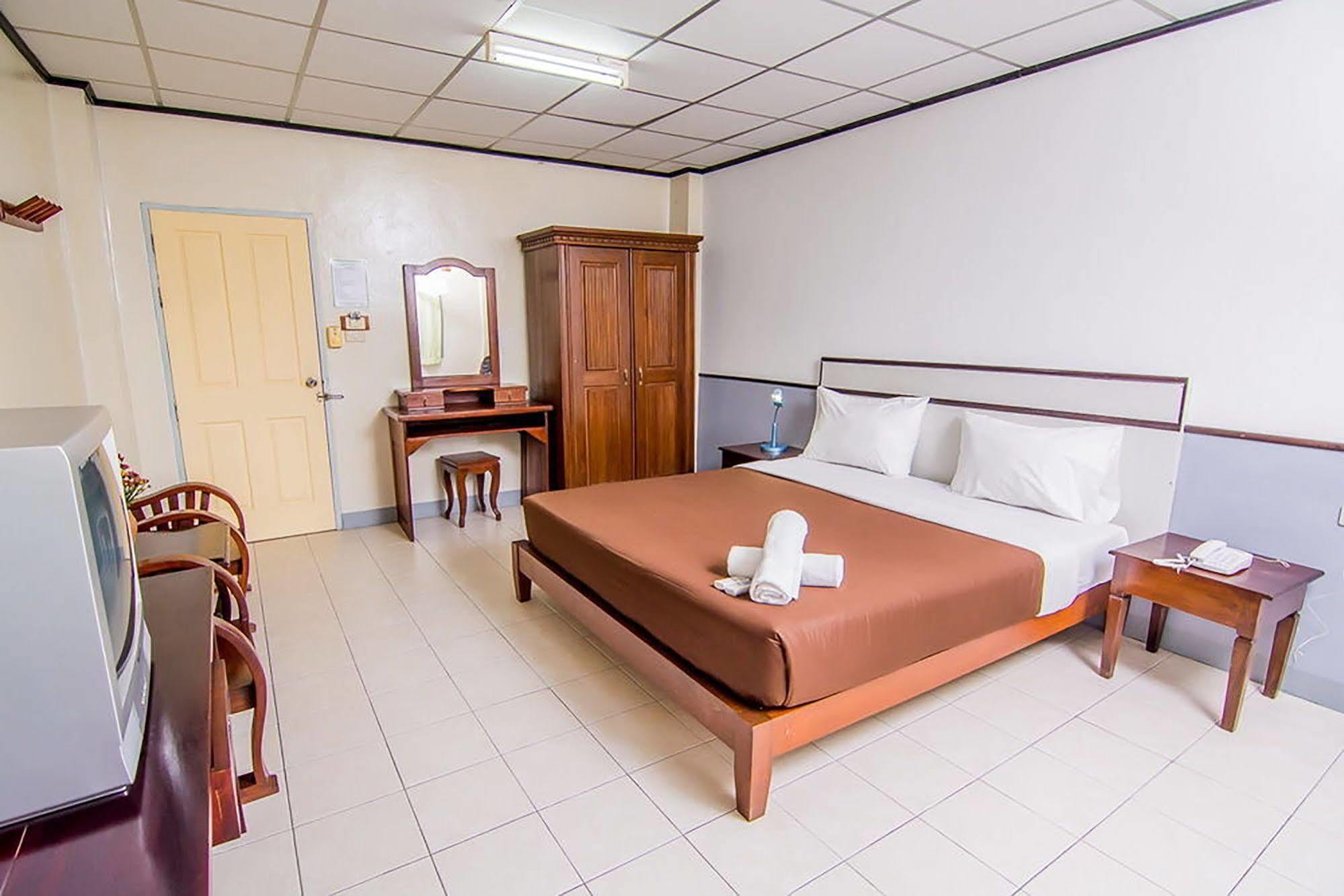 Hotel Sutus Court 3 Pattaya Esterno foto