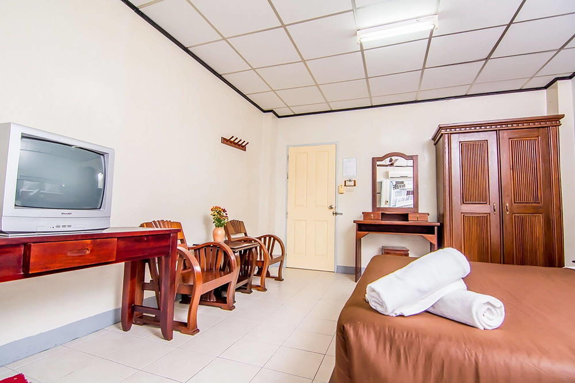 Hotel Sutus Court 3 Pattaya Esterno foto