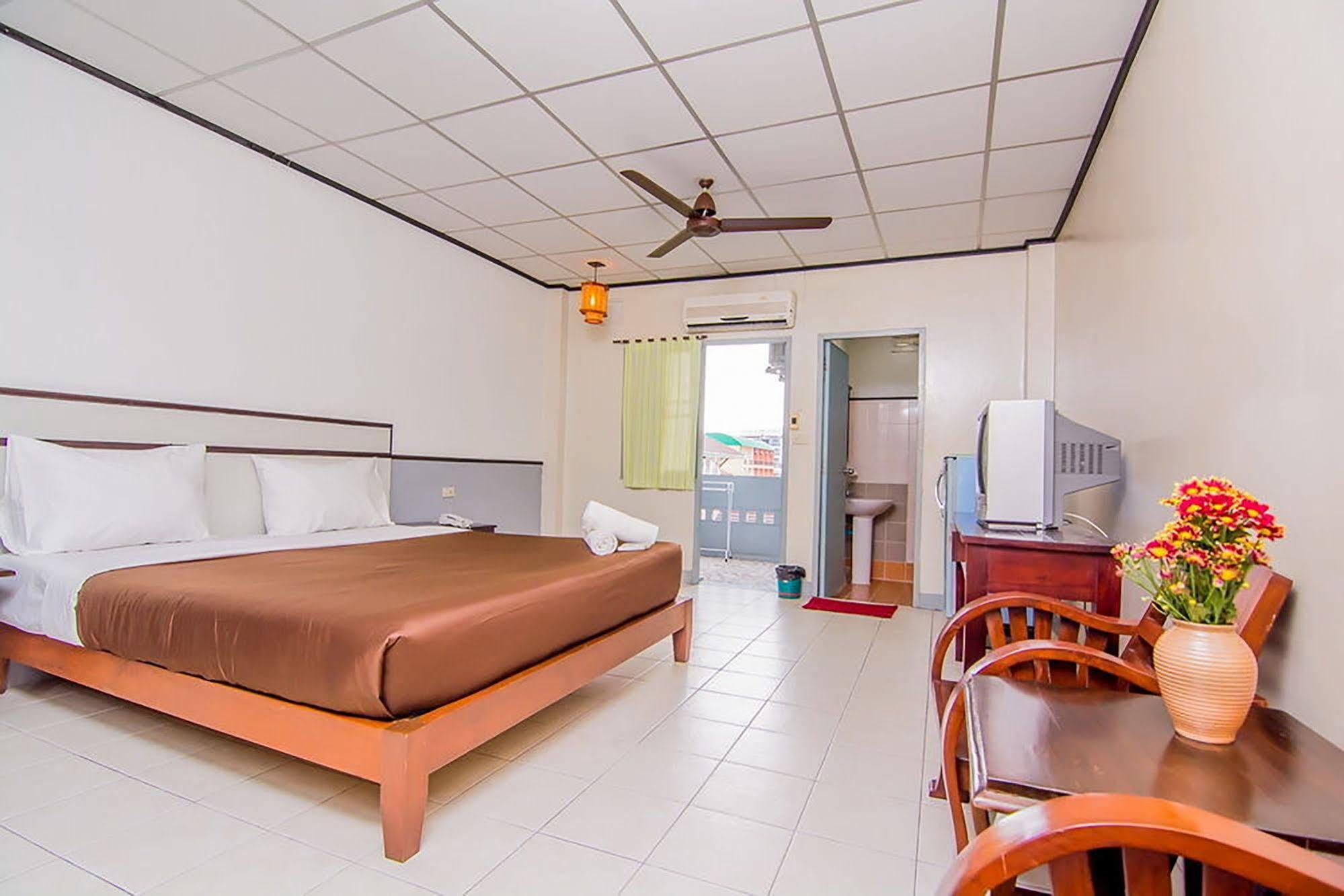 Hotel Sutus Court 3 Pattaya Esterno foto