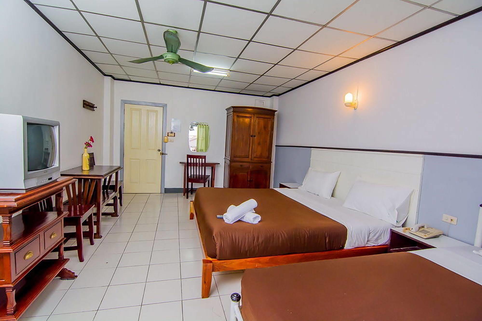 Hotel Sutus Court 3 Pattaya Esterno foto