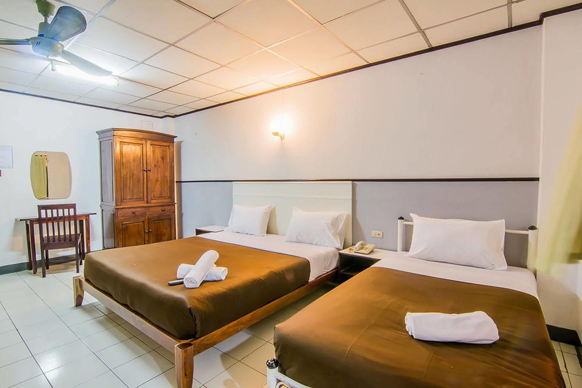 Hotel Sutus Court 3 Pattaya Esterno foto