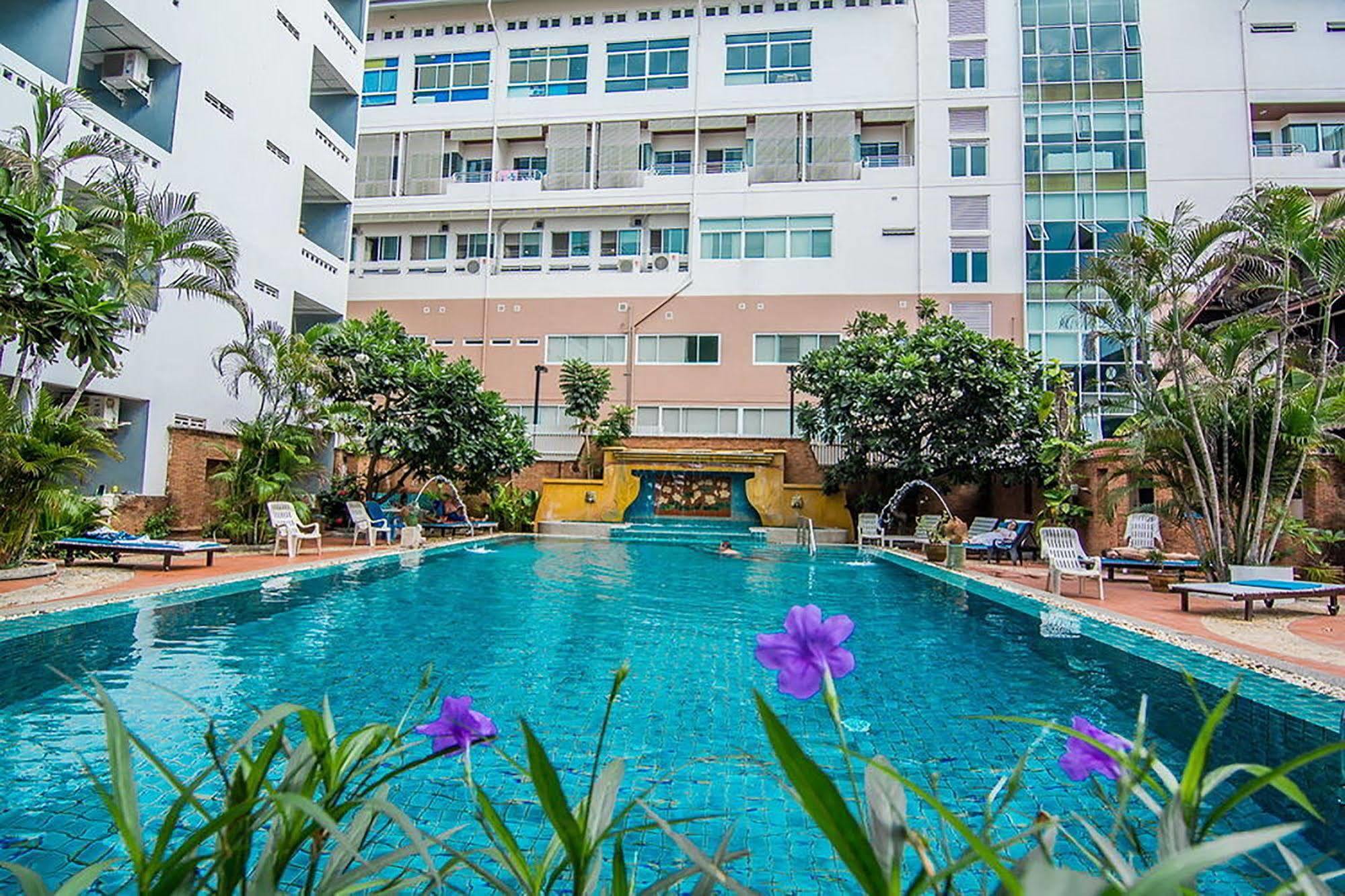 Hotel Sutus Court 3 Pattaya Esterno foto